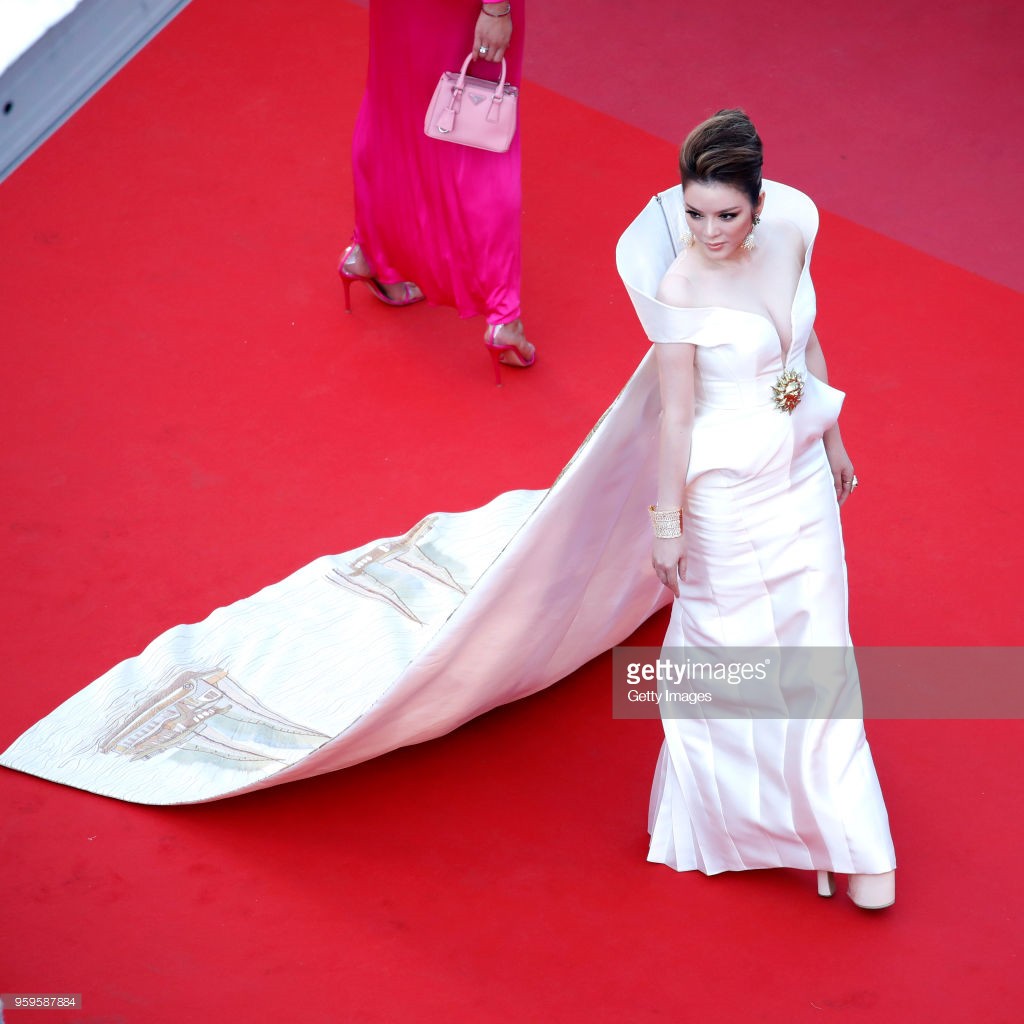 Lý Nhã Kỳ diện váy thêu quảng bá Vịnh Hạ Long trên thảm đỏ Cannes Lý Nhã Kỳ diện váy thêu quảng bá Vịnh Hạ Long trên thảm đỏ Cannes